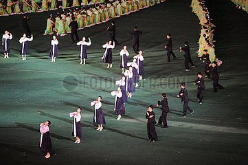 Pjoengjang  Nordkorea  Choreografie und Darbietung mit Taenzern und Akrobaten beim Arirang-Festival und Massenspiele