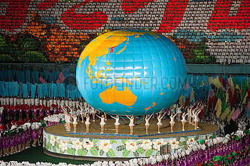 Pjoengjang  Nordkorea  Rieisge Mosaikbilder  Akrobaten und Taenzer beim Arirang-Festival und Massenspiele
