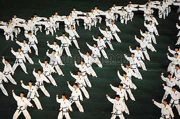 Pjoengjang  Nordkorea  Choreografie und Darbietung der Taekwondo-Kaempfer beim Arirang-Festival und Massenspiele