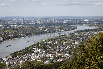 Rhein bei Koenigswinter und Bonn  Nordrhein-Westfalen  Deutschland  Europa