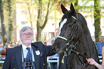 Hoppegarten  Deutschland  Leopoldo Stampa  Botschafter von Spanien  mit Pferd Ormuz