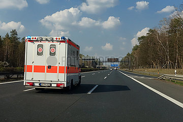 Michendorf  Deutschland  Rettungswagen der Johanniter auf der A10 im Einsatz