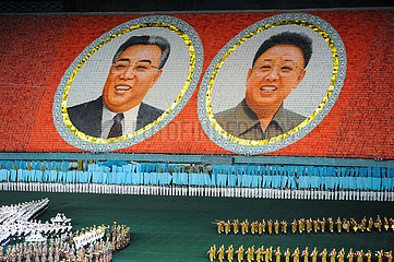 Pjoengjang  Nordkorea  Riesige Mosaikbilder von Kim Il-sung und Kim Jong-il beim Arirang-Festival und Massenspiele