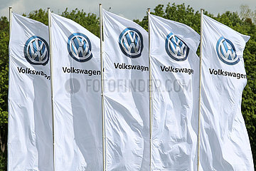 Dresden  Deutschland  Fahnen des Automobilherstellers Volkswagen