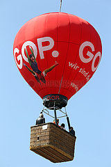 Hannover  Deutschland  Menschen in einem Heissluftballon