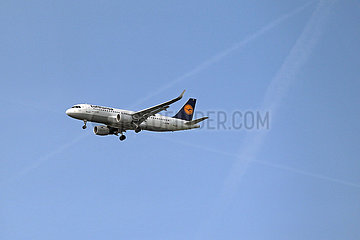 Hannover  Deutschland  Airbus A320 der Fluggesellschaft Lufthansa und Kondensstreifen am Himmel