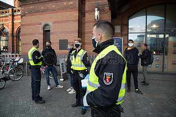 Deutschland  Bremen - Mitarbeiter des Ordnungsamt Bremen machen Buerger auf neue Maskenpflicht am Bahnhofsvorplatz aufmerksam