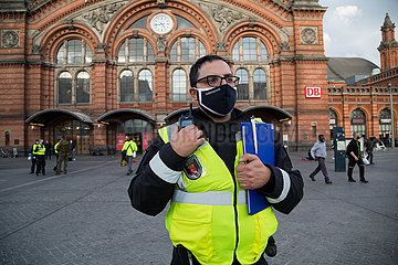 Deutschland  Bremen - Mitarbeiter des Ordnungsamt Bremen machen Buerger auf neue Maskenpflicht am Bahnhofsvorplatz aufmerksam