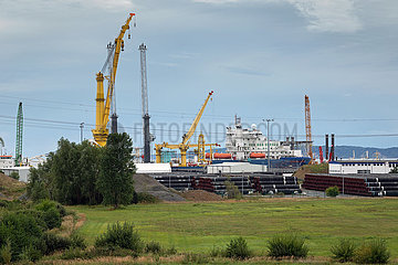 Sassnitz  Ruegen  Mecklenburg-Vorpommern  Deutschland - Faehrhafen Mukran mit russischem Verlegeschiff Akademik Tscherski in Sassnitz.
