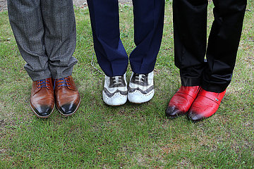 Hoppegarten  Deutschland  Maenner in eleganten Schuhen stehen nebeneinander
