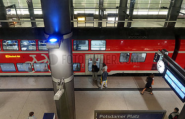Berlin  Deutschland  Reisende auf einem Fernbahnsteig im Bahnhof Potsdamer Platz