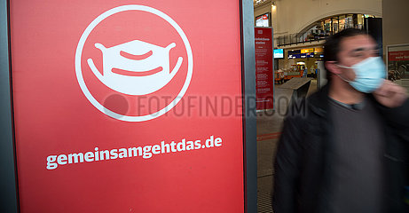 Deutschland  Bremen - Hinweis auf Maskenpflicht am Hauptbahnhof