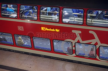 Berlin  Deutschland  Reisende sitzen in einem RE 5 der Deutschen Bahn in Richtung Rostock Hauptbahnhof