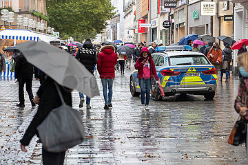 Regen und Maskenpflicht: Fußgängerzone und Viktualienmarkt fast verwaist