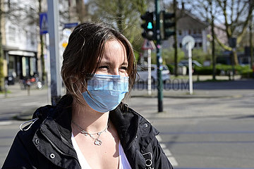 Deutschland  Nordrhein-Westfalen  Essen- Frau mit Mund-und Nasenschutz im oeffentlichen Raum