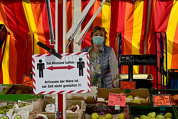 Deutschland  Nordrhein-Westfalen  Essen - Einkaufen auf einem Wochenmarkt waehrend der Coronapandemie