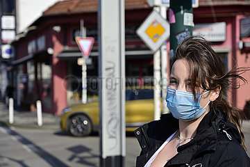 Deutschland  Nordrhein-Westfalen  Essen- Frau mit Mund-und Nasenschutz im oeffentlichen Raum