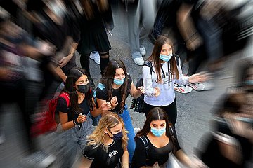 Studentinnen mit Gesichtsmasken - Symbolfoto zum Thema Coronavirus Covid-19