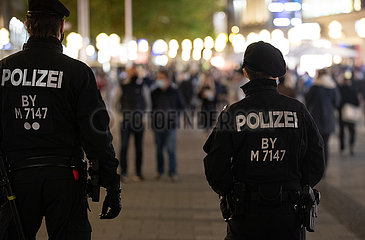 Polizei kontrolliert die Einhaltung der Maskenpflicht in der Münchner Fußgängerzone