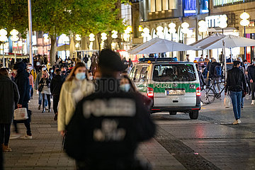 Polizei kontrolliert die Einhaltung der Maskenpflicht in der Münchner Fußgängerzone