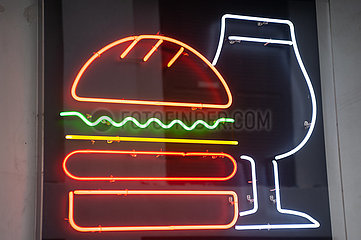 Singapur  Republik Singapur  Leuchtendes Reklameschild mit einem Hamburger in einem Restaurant