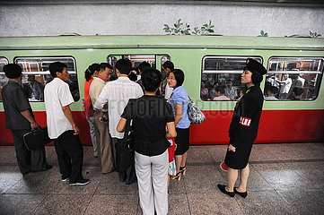 Pjoengjang  Nordkorea  Fahrgaeste steigen an einer Haltestelle in eine U-Bahn der Metro Pjoengjang ein