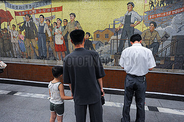 Pjoengjang  Nordkorea  Pendler auf einem Bahnsteig einer U-Bahnhaltestelle der Metro Pjoengjang