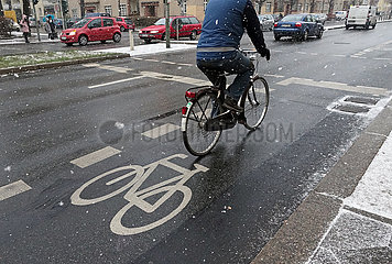 Berlin  Deutschland  Radfahrer faehrt im Winter auf einem Fahrradweg