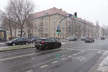 Berlin  Deutschland  Strassenverkehr bei Schneefall