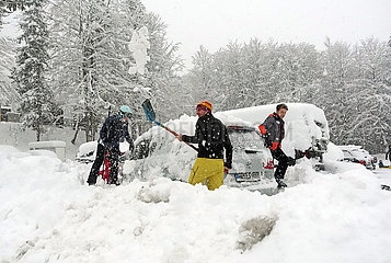 Krippenbrunn  Oesterreich  Skiurlauber befreien ihre eingeschneiten Autos von den Schneemassen
