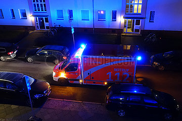 Berlin  Deutschland  Rettungswagen der Berliner Feuerwehr im Einsatz
