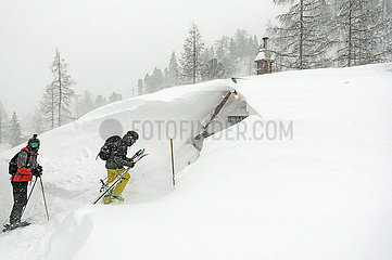 Krippenbrunn  Oesterreich  Skifahrer erreichen ihre von Schneemassen bedeckte Skihuette