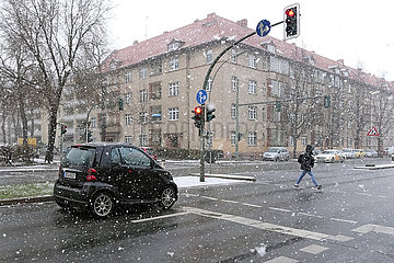 Berlin  Deutschland  Strassenverkehr bei Schneefall