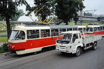 Pjoengjang  Nordkorea  Strassenverkehr mit Strassenbahn und LKW im Zentrum der Hauptstadt