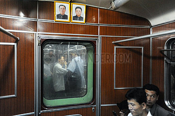 Pjoengjang  Nordkorea  Fahrgaeste fahren mit einer U-Bahn der Metro Pjoengjang