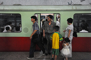 Pjoengjang  Nordkorea  Fahrgaeste steigen an einer Haltestelle aus einer U-Bahn der Metro Pjoengjang aus