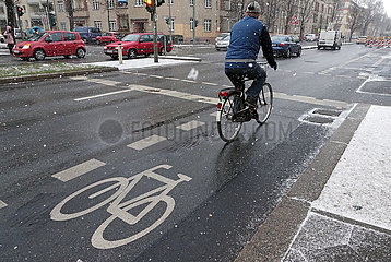 Berlin  Deutschland  Radfahrer faehrt im Winter auf einem Fahrradweg