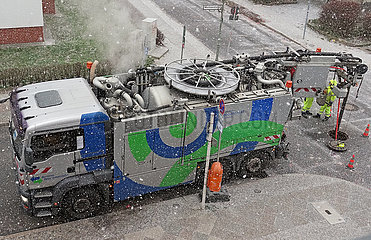 Berlin  Deutschland  Kanalarbeiten der Berliner Wasserbetriebe bei Schneefall