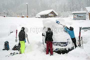 Krippenbrunn  Oesterreich  Skiurlauber befreien ihre eingeschneiten Autos von den Schneemassen