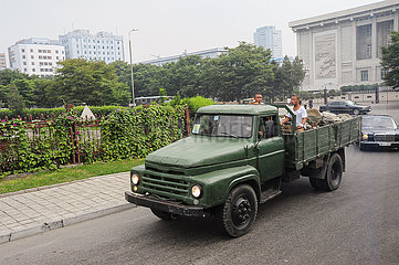 Pjoengjang  Nordkorea  Ein Lastwagen mit Arbeitern im Zentrum der Hauptstadt