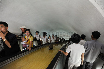 Pjoengjang  Nordkorea  Pendler auf einer Rolltreppe in einem U-Bahnhof der Metro Pjoengjang