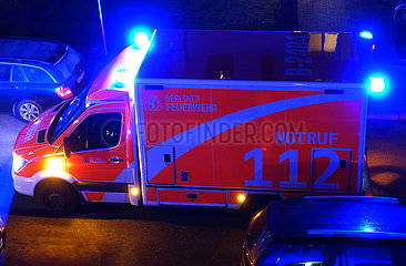 Berlin  Deutschland  Rettungswagen der Berliner Feuerwehr im Einsatz
