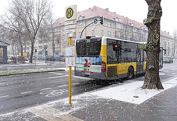 Berlin  Deutschland  Bus der Linie 184 ist bei Schneefall gerade an der Haltestelle Friedrich-Wihelm-Strasse abgefahren