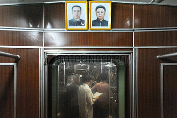 Pjoengjang  Nordkorea  Fahrgaeste fahren mit einer U-Bahn der Metro Pjoengjang