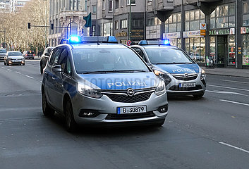 Berlin  Deutschland  Streifenwagen der Polizei im Einsatz