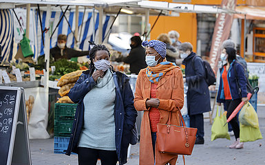 Maskenpflicht in der Duisburger Innenstadt in Zeiten der Coronakrise  Duisburg  Nordrhein-Westfalen  Deutschland