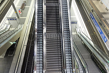 Berlin  Deutschland  menschenleere Treppen und Rolltreppen im Hauptbahnhof
