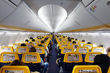 Schoenefeld  Deutschland  Menschen in einer Flugzeugkabine der Ryanair
