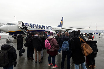 Krakau  Polen  Menschen steigen in ein Flugzeug der Ryanair auf dem Vorfeld des Flughafen Johannes Paul II. Krakau-Balice ein