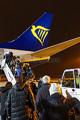 Schoenefeld  Deutschland  Menschen steigen in ein Flugzeug der Ryanair auf dem Vorfeld des Flughafen Berlin-Schoenefeld ein